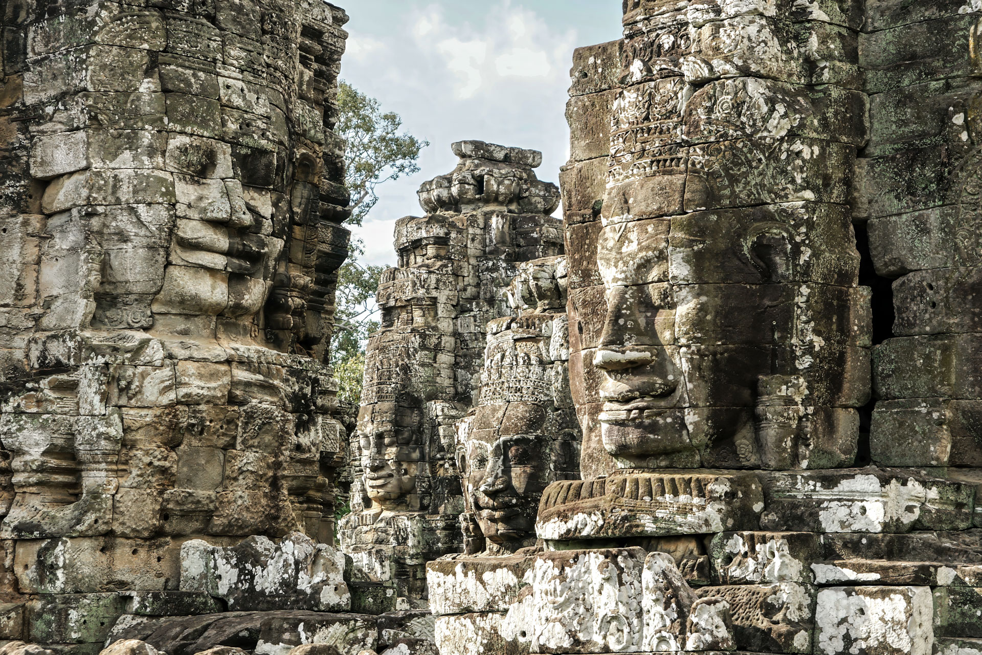 Angkor Thom ist die Königsstadt, die vom buddhistischen Khmer-König im späten 12. und frühen 13. Jahrhundert nach der Eroberung und Zerstörung von Angkor durch die Chams erbaut wurde. Derr Name Angkor Thom bedeutet "die große Stadt".